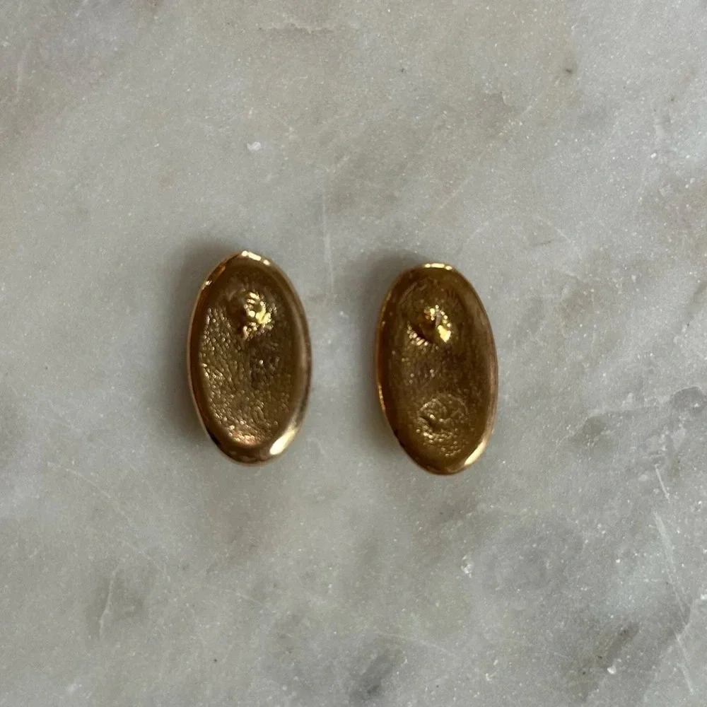 Vintage Earrings Gold Tone Black & Cream Enamel Studs